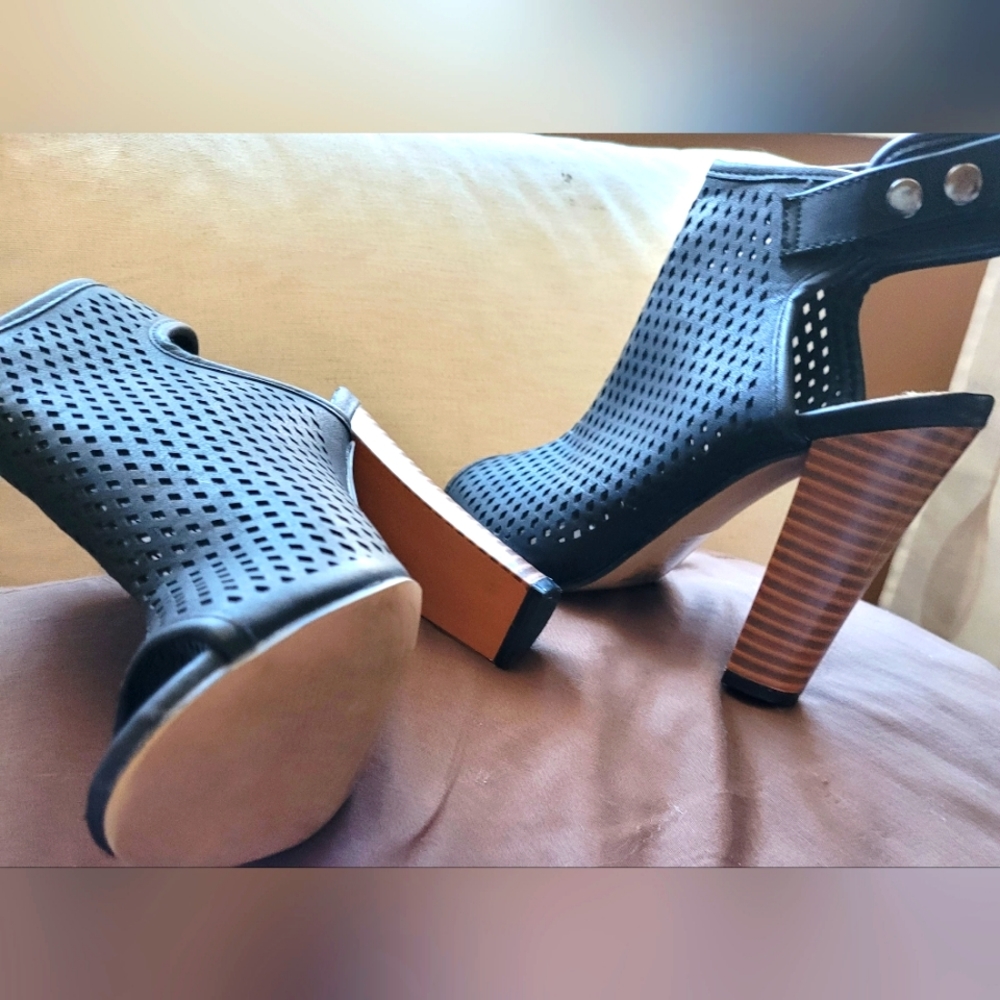 attention women's High Heels, size 6
